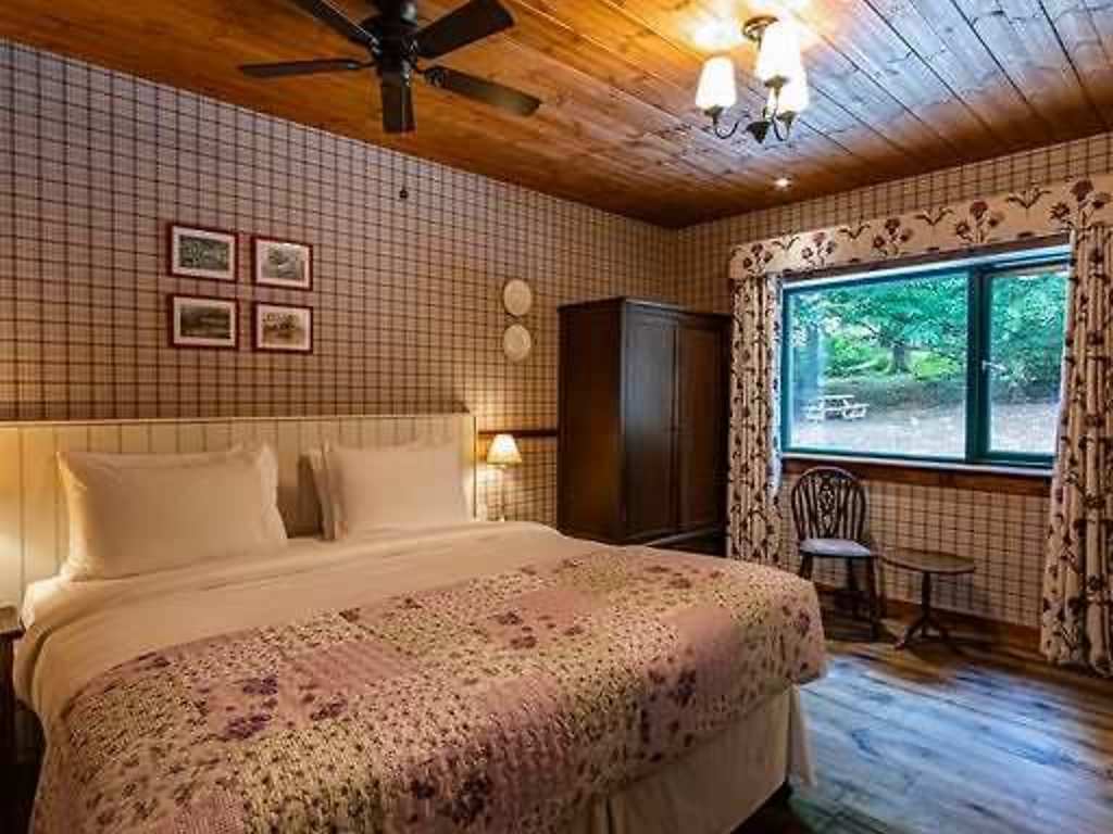 Black Sheep Cabins - Heather and Thistle room Heather and Thistle room, Black Sheep Cabins