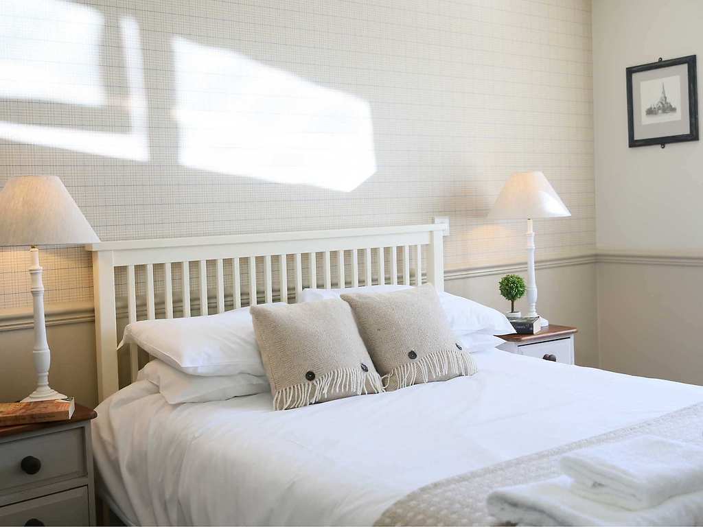 - Comfy King room Comfy King room,